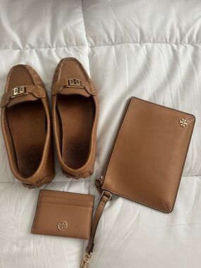 Tory Burch Cognac Leather Loafers size 6 wit Matching Pouch and Cardholder